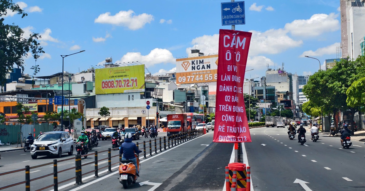 Cho xe máy rẽ trái từ đường Cộng Hòa vào nhà ga T3, đường sá thông thoáng hơn