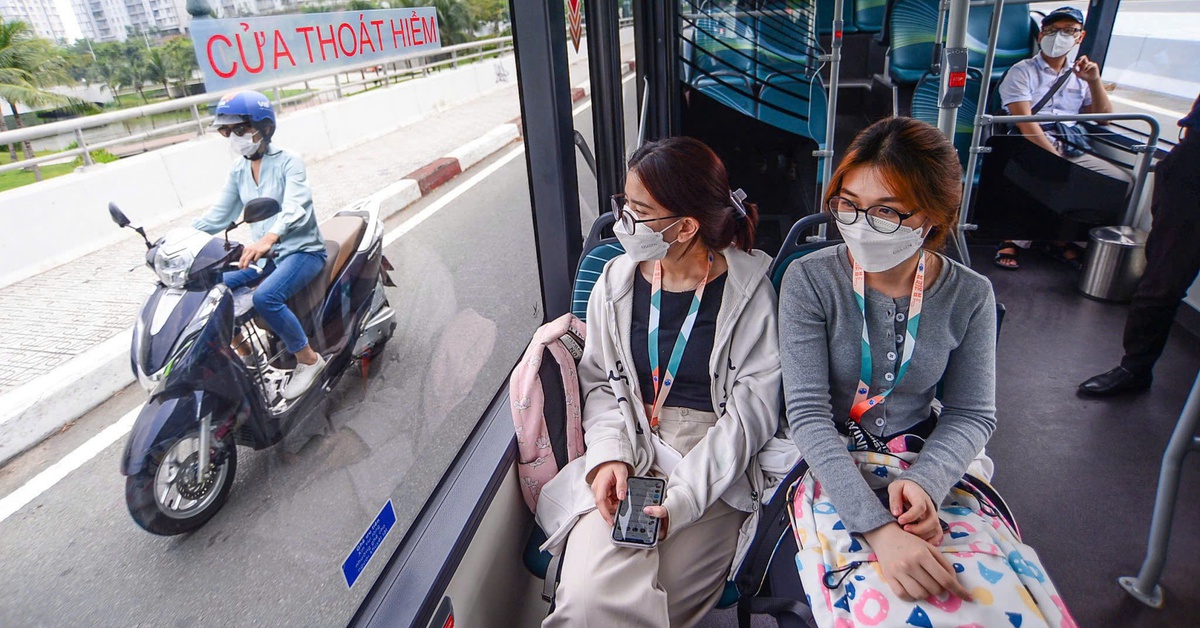 Ai được đi xe buýt miễn phí ở TP.HCM, thủ tục ra sao?