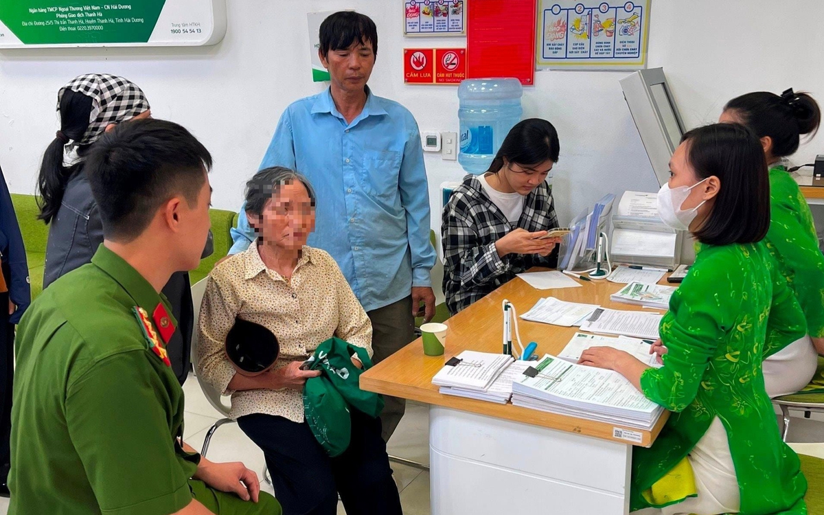 Thấy cụ bà hoang mang đến chuyển 150 triệu, nhân viên ngân hàng nhanh trí ngăn chặn lừa đảo