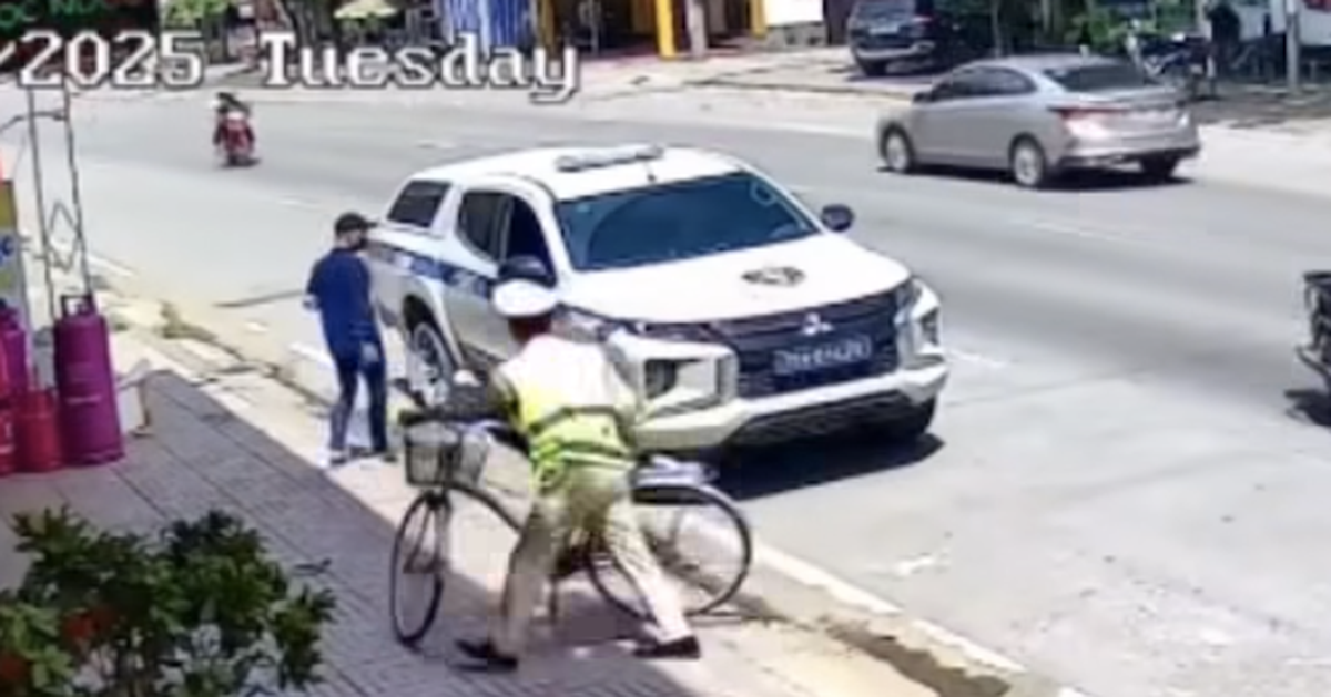 Thấy nam sinh dắt bộ xe, cảnh sát giao thông hỏi thăm rồi chở thẳng tới phòng thi