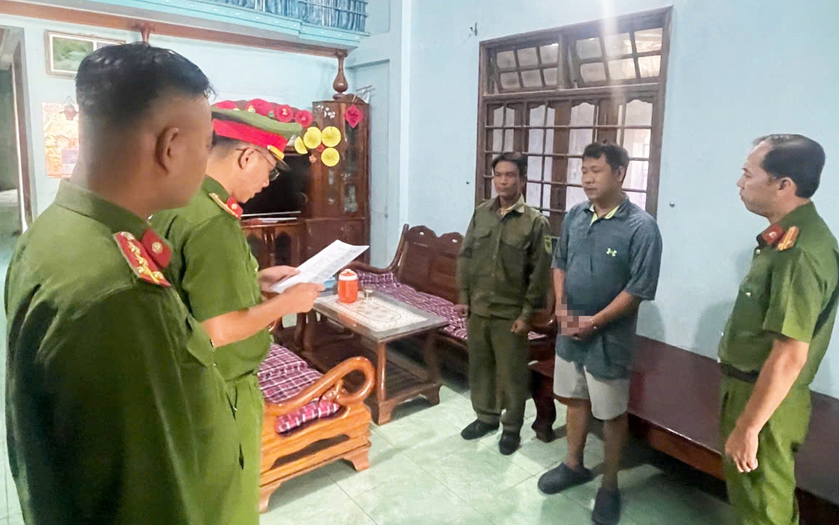 Tạm giữ hình sự người dùng búa đập phá cửa kính 3 trụ ATM
