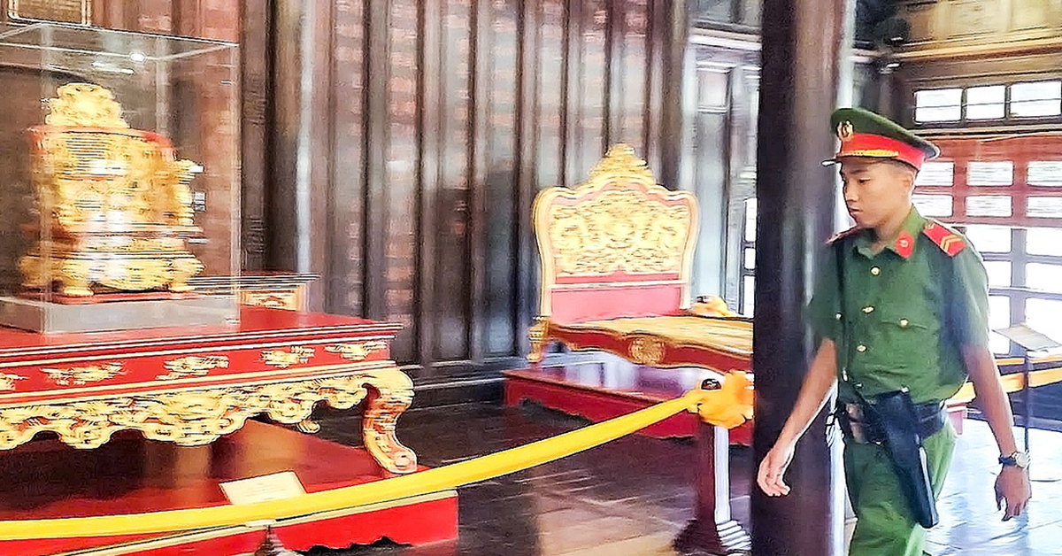 Ngai vàng triều Nguyễn giờ đặt trong lồng kính, thêm công an bảo vệ cổ vật