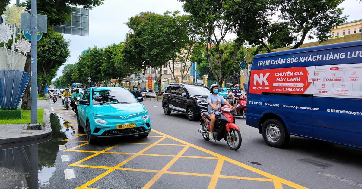 Xe được rẽ phải vạch mắt võng không chờ đèn, nhưng vẫn bị chắn giữa ngã tư