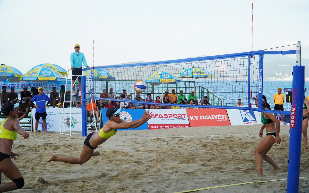 Sôi động giải bóng chuyền bãi biển quốc tế ở Nha Trang