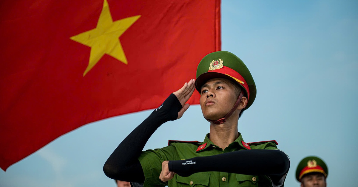 Lính công an rèn bản lĩnh thép giữa 'chảo lửa' thao trường diễu binh