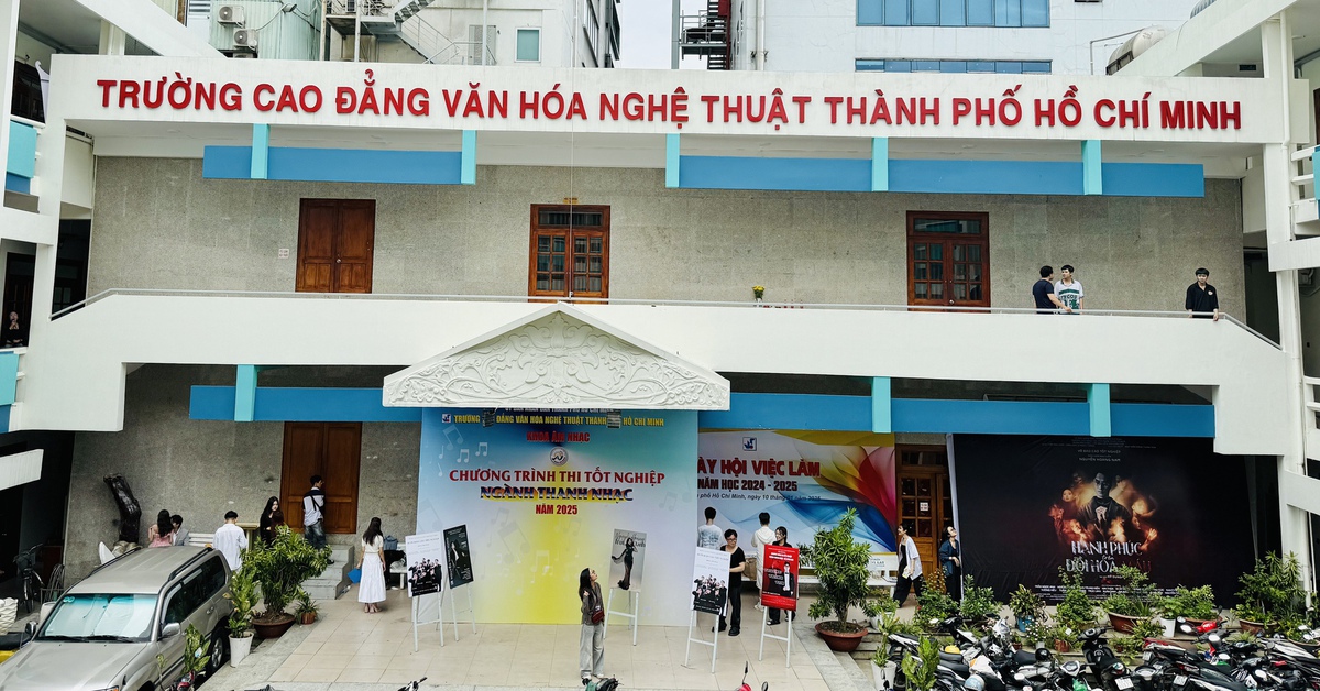 Thuê nhà hát thi tốt nghiệp hơn 100 triệu đồng, sinh viên té ngửa vì trường không đồng ý