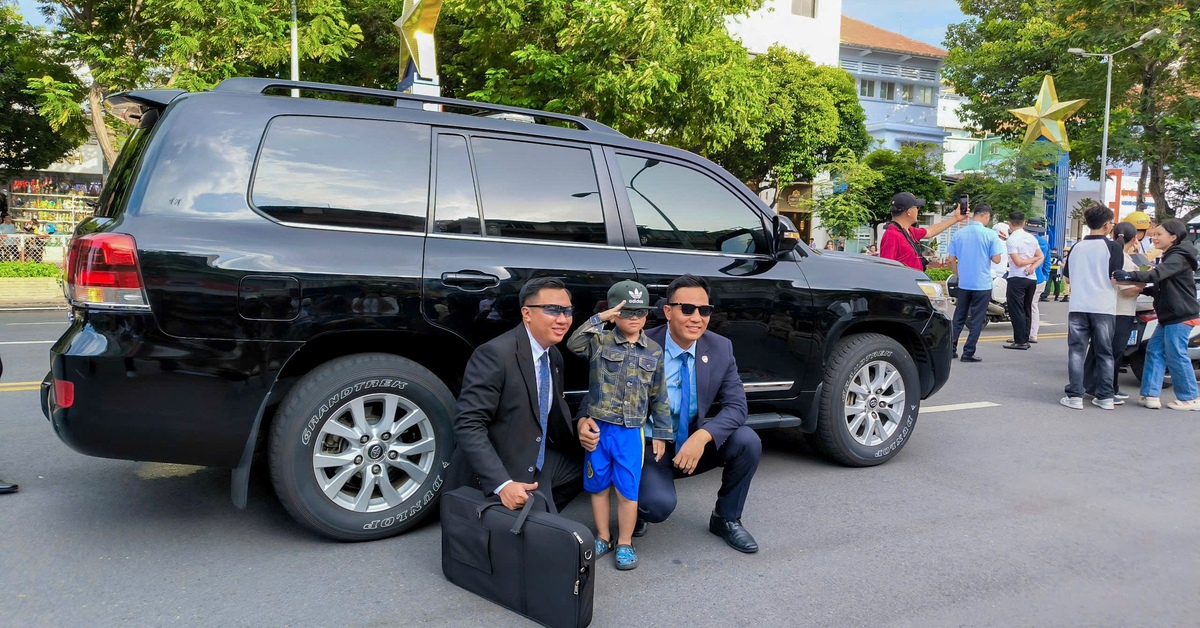 Đường Lê Lợi rộn ràng khoảnh khắc người dân giao lưu cùng lực lượng cảnh vệ