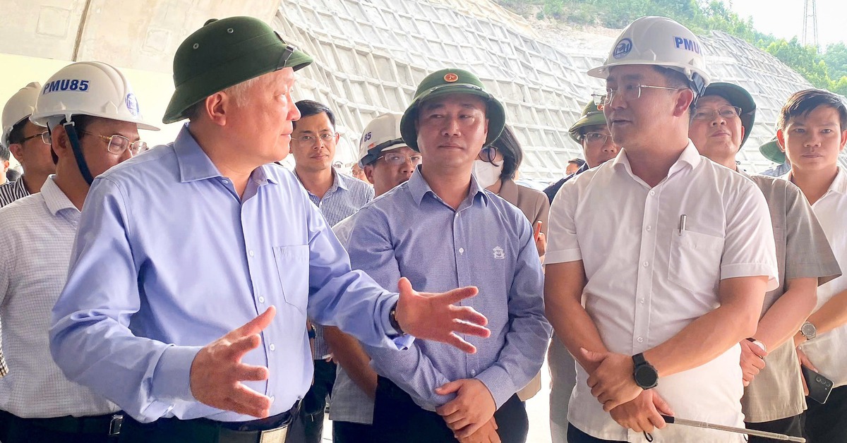 Phó thủ tướng Nguyễn Hòa Bình kiểm tra cao tốc Quy Nhơn - Chí Thạnh
