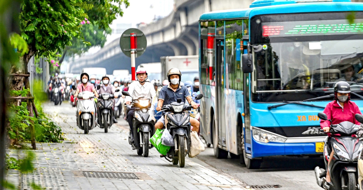 Xe máy leo lề bị xử phạt: Xin chừa