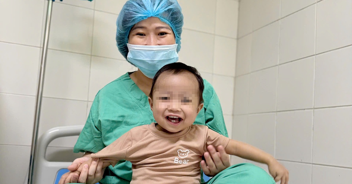 Bé trai 15 tháng tuổi hồi sinh kỳ diệu nhờ ghép gan của một người đàn ông 44 tuổi
