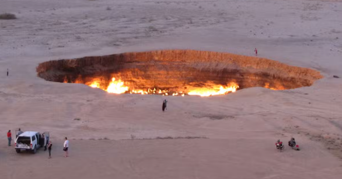 Ngọn lửa cháy 50 năm tại ‘Cổng Địa Ngục’ dần bị dập tắt