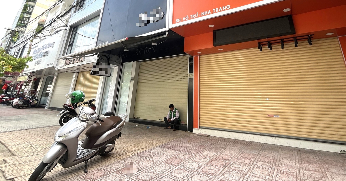 Hàng loạt cửa hàng đồ hiệu ở trung tâm Nha Trang đóng cửa trong cao điểm kiểm tra hàng giả