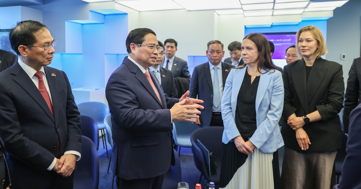 Thủ tướng thăm trung tâm Chính phủ số hàng đầu thế giới tại Estonia