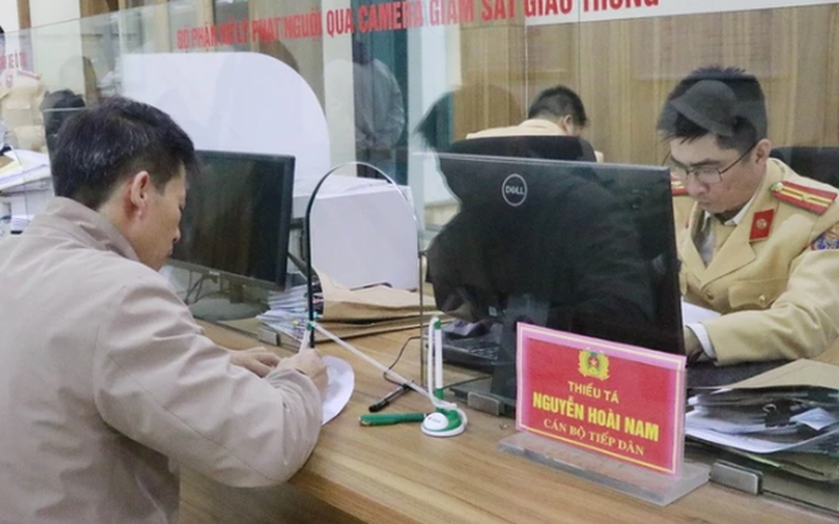 Từ vụ 2 người 'thế thân' nộp phạt nguội, người vi phạm giao thông có được ủy quyền nộp thay?