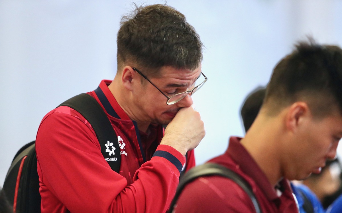 Tuyển thủ Việt Nam ngái ngủ trước giờ bay sang Malaysia