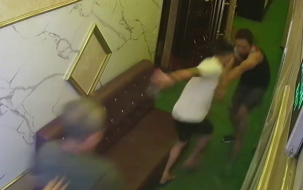 Điều tra vụ chủ nhà hàng bị khách dùng dao đâm trọng thương