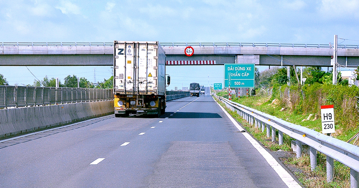 Mặt đường cao tốc Vĩnh Hảo - Phan Thiết bong tróc, yêu cầu nhà thầu sớm khắc phục