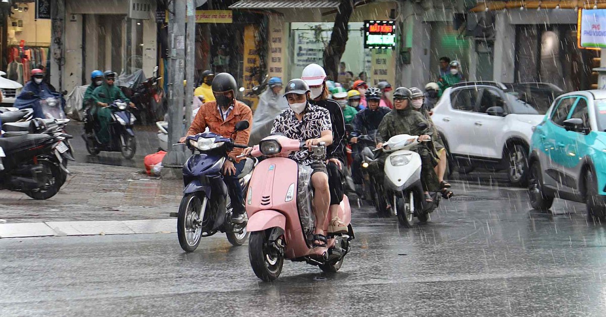 TP.HCM mưa tối trời, mây dông đen kịt từ cao nguyên Lâm Viên xuống mũi Cà Mau