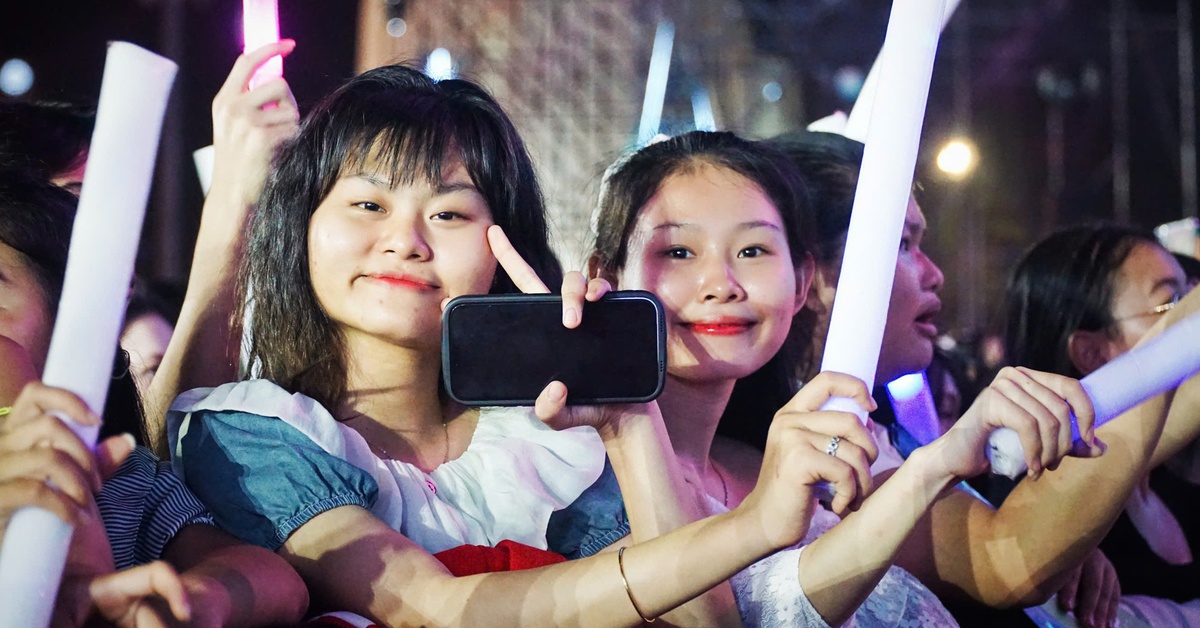 Du khách thích thú thưởng thức đại nhạc hội Nha Trang say hi