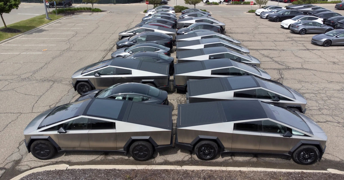 Xe Tesla giảm giá lăn bánh tới 260 triệu đồng giữa 'khẩu chiến' Trump - Musk