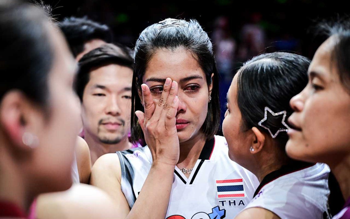 Đội trưởng bóng chuyền nữ Thái Lan khóc nức nở sau trận thua Thổ Nhĩ Kỳ