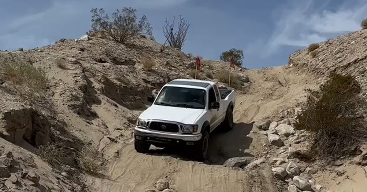 Cô gái mua xe Toyota với giá rẻ hơn hẳn Honda Wave Alpha, mang đi off-road ngay và thấy 'khá tốt'