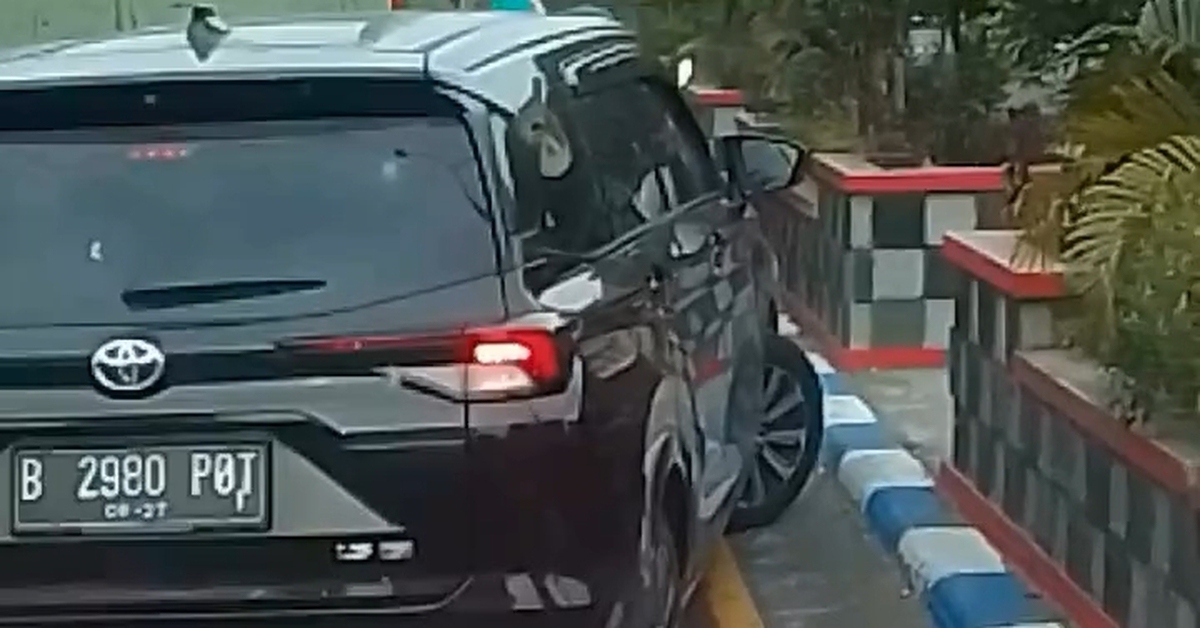 Tài xế gây chú ý khi làm thao tác tránh bị đâm từ phía sau Tài xế gây chú ý khi làm thao tác tránh bị đâm từ phía sau