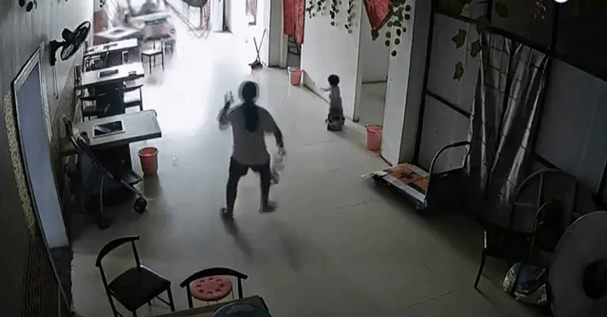 Xe mất lái lao vào nhà dân, chị gái 11 tuổi nhanh tay cứu em Xe mất lái lao vào nhà dân, chị gái 11 tuổi nhanh tay cứu em