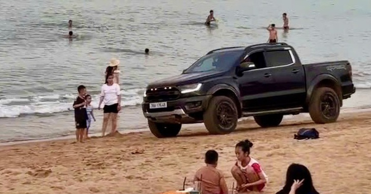 Nhân viên thu phí tát tài xế; Phóng xe trên bãi biển, người bị khởi tố, người bị phạt hành chính