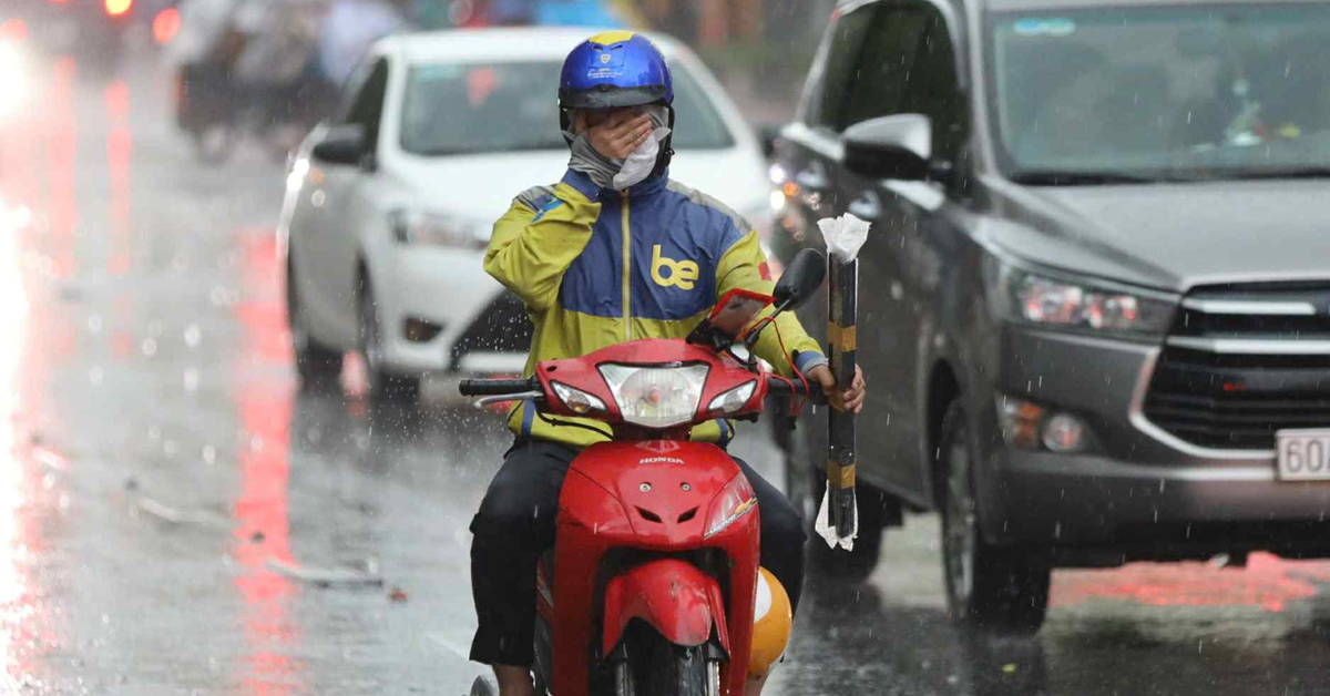 Vùng áp thấp trên Biển Đông gây biển động, Nam Bộ mưa dông