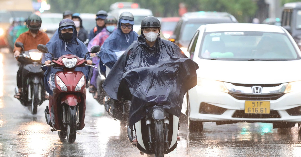 Gió tây nam đẩy mây dông về TP.HCM, dự báo mưa to
