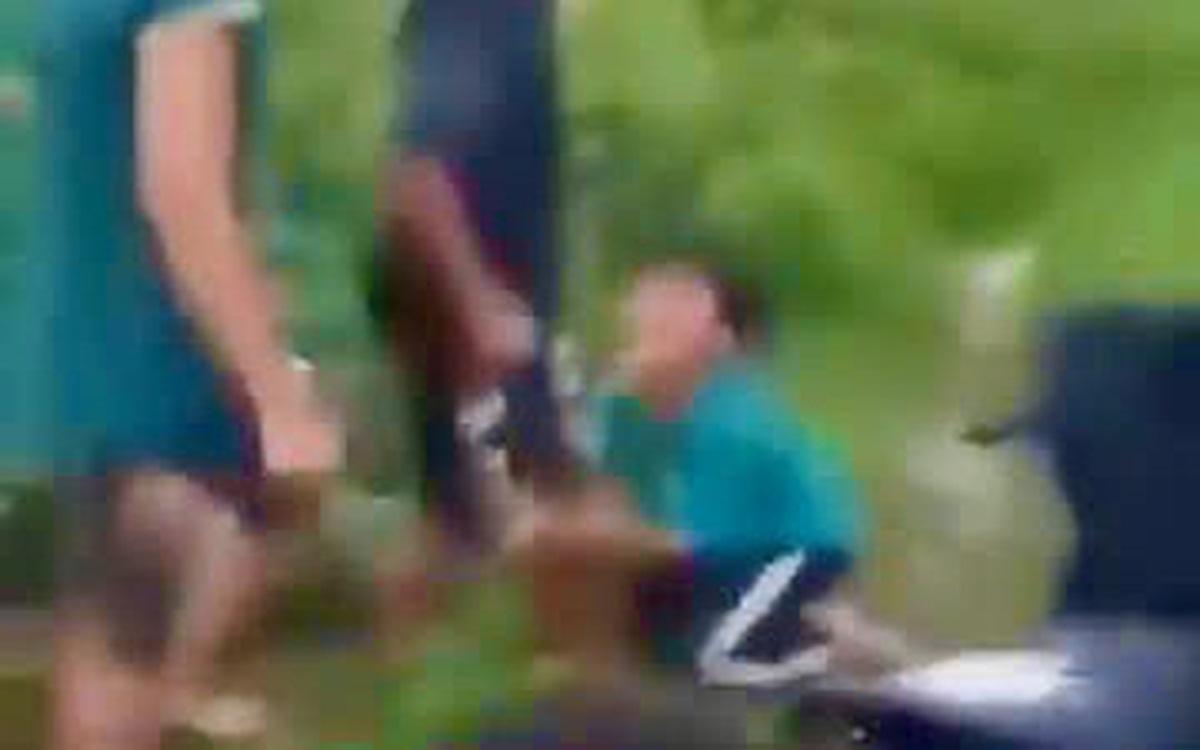 Nam sinh bị nhóm bạn đánh dã man dù đã quỳ gối xin tha