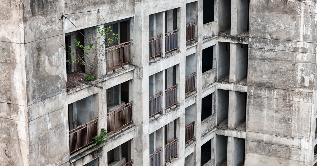 Hàng ngàn căn hộ tái định cư ở Hà Nội đang 'phơi nắng phơi mưa', cũ nát đến khó tin