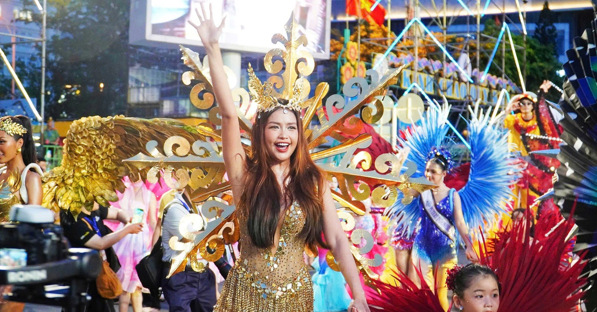 Rực rỡ lễ hội Carnival trên đường phố Nha Trang