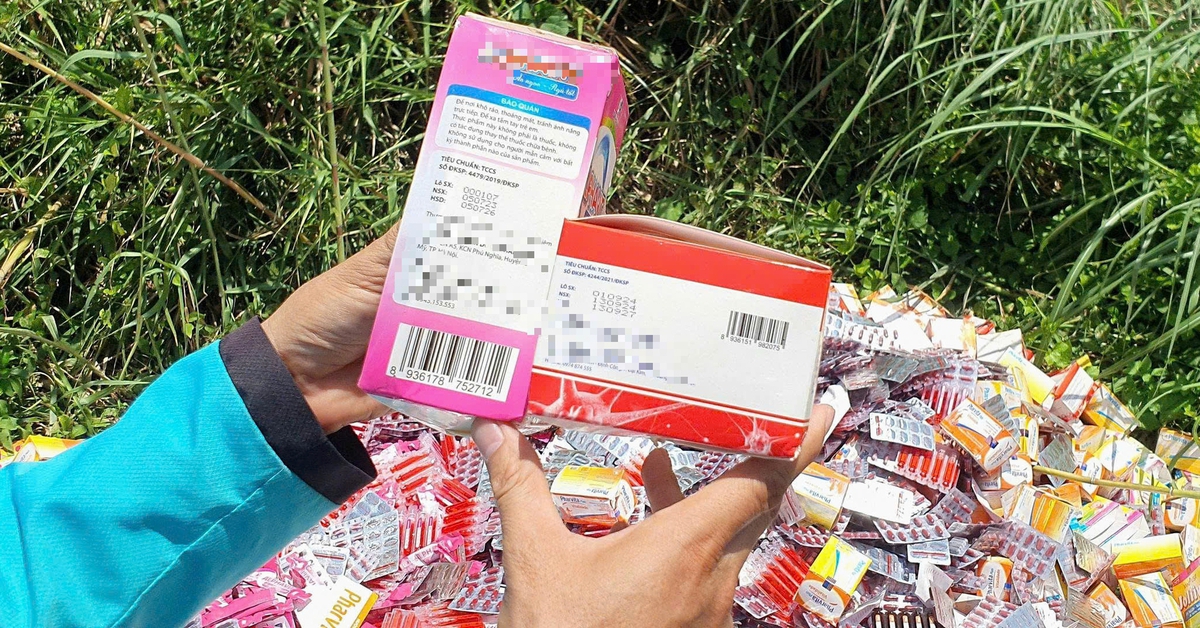Công an truy xét được người chở hàng ngàn hộp thuốc, thực phẩm chức năng đổ bỏ ở Bình Chánh