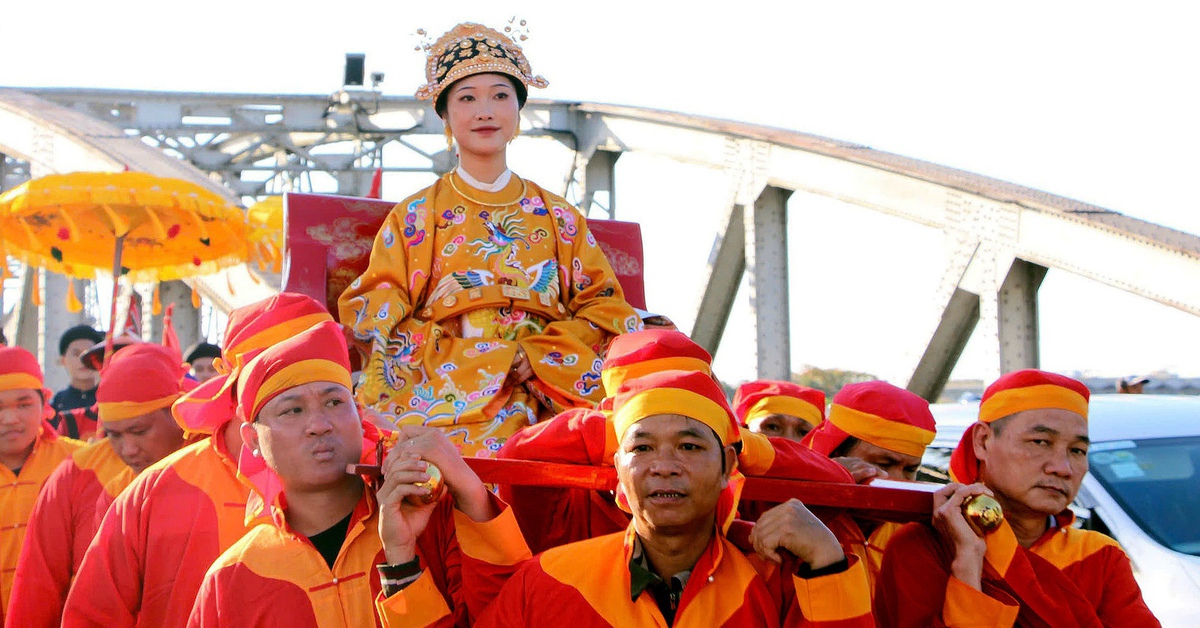 Tranh cãi chuyện tái hiện hình ảnh Nam Phương hoàng hậu ngồi kiệu do... đội mai táng khiêng