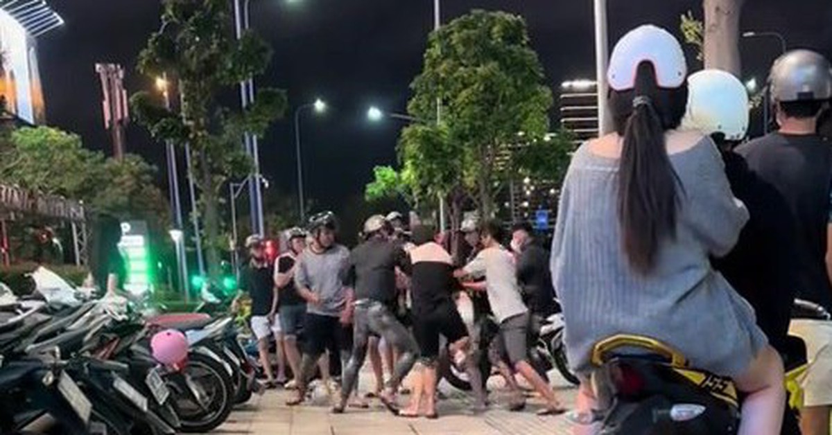 Truy xét nhóm thanh niên cầm mũ bảo hiểm đánh người túi bụi ở Thủ Đức