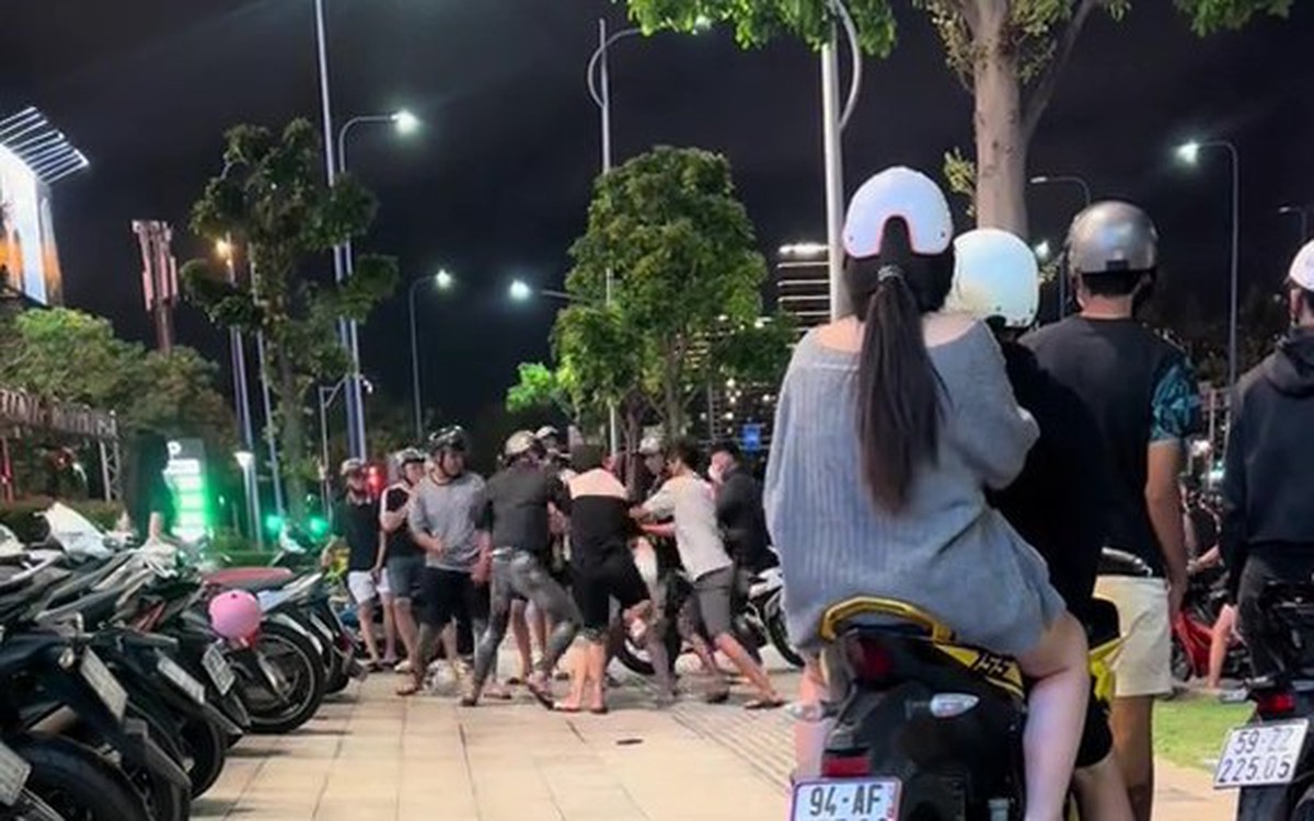 Truy xét nhóm thanh niên cầm mũ bảo hiểm đánh người túi bụi ở Thủ Đức