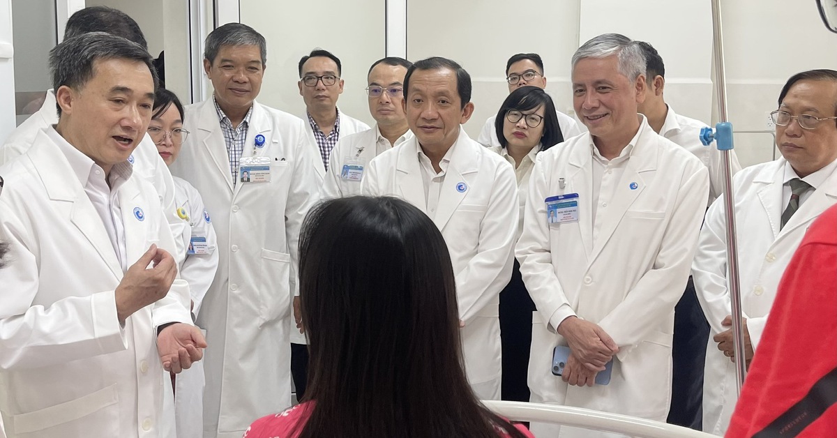 Ê kíp thông tim bào thai cho sản phụ người Singapore nhận bằng khen của bộ trưởng Bộ Y tế