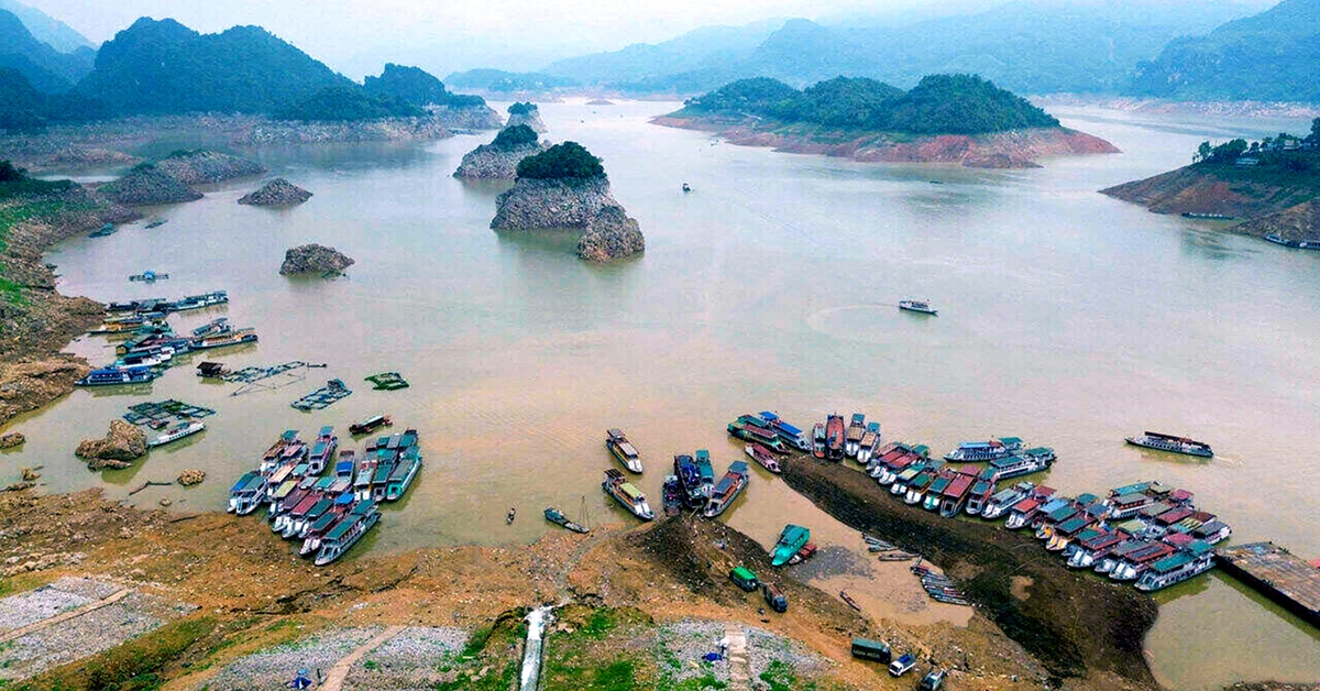 Mực nước hồ thủy điện Hòa Bình xuống thấp, vì sao?