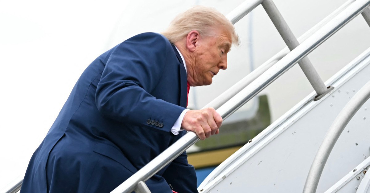 Xem video ông Trump vấp khi lên máy bay, dân mạng nhắc chuyện 'khịa' ông Biden
