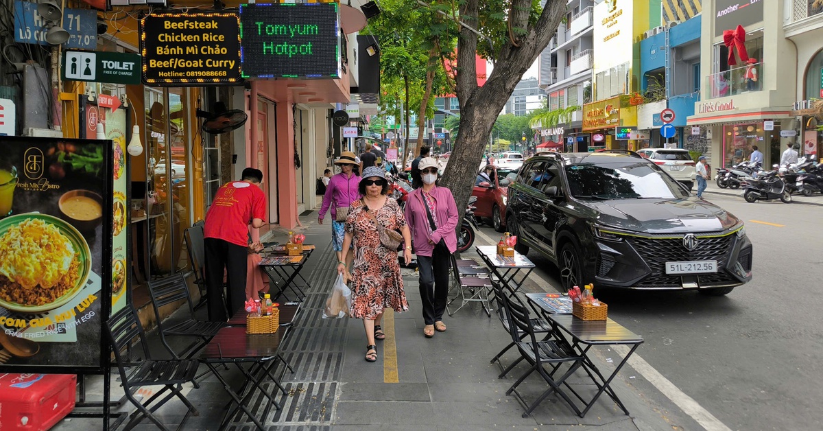 TP.HCM đang xem xét bỏ quyết định 32, phí vỉa hè vẫn thu như cũ