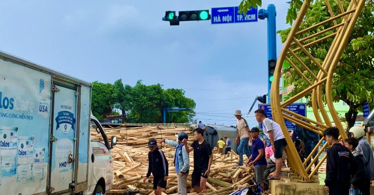 Xe tải chở gỗ keo lật, đè chết 1 thiếu niên