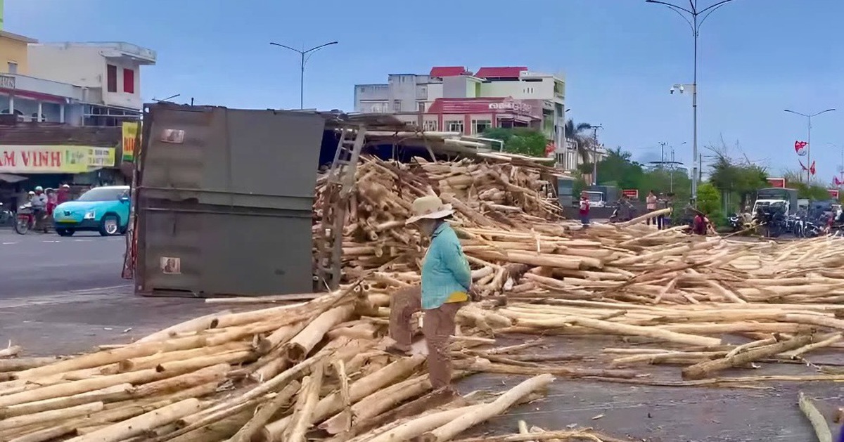 Xe chở gỗ lật đè chết thiếu niên: 2 người đi đường khác thoát chết trong gang tấc