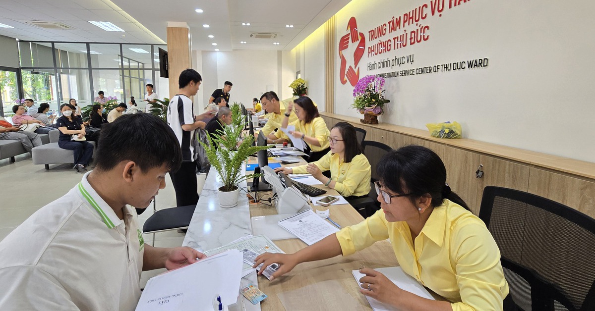 Thú vị robot phục vụ tại Trung tâm phục vụ hành chính công phường Thủ Đức