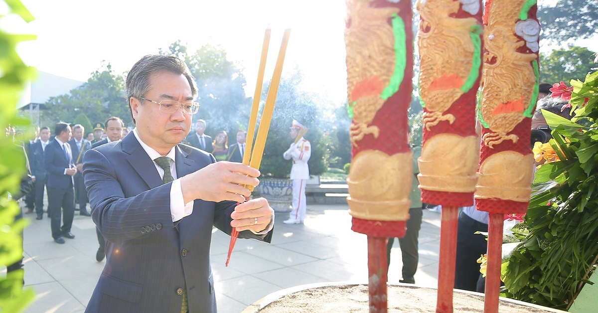 Lãnh đạo TP.HCM dâng hương, dâng hoa tưởng nhớ cố Tổng Bí thư Nguyễn Văn Linh