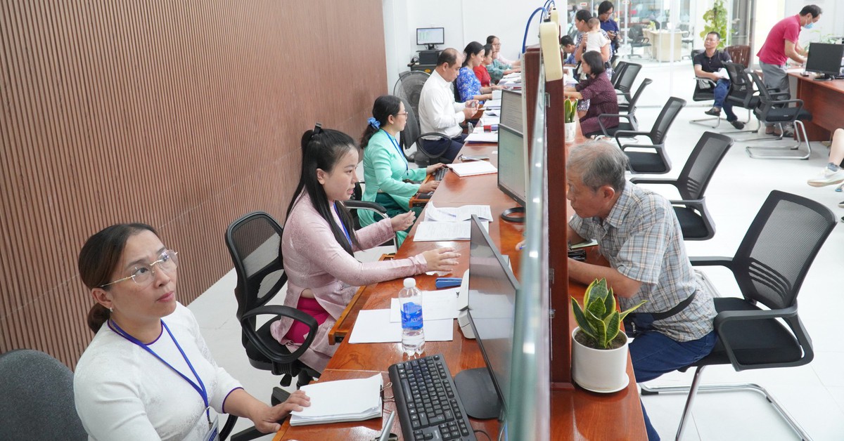 Ngày đầu vận hành chính quyền 2 cấp ở miền Trung, dân làm thủ tục đông tới trưa