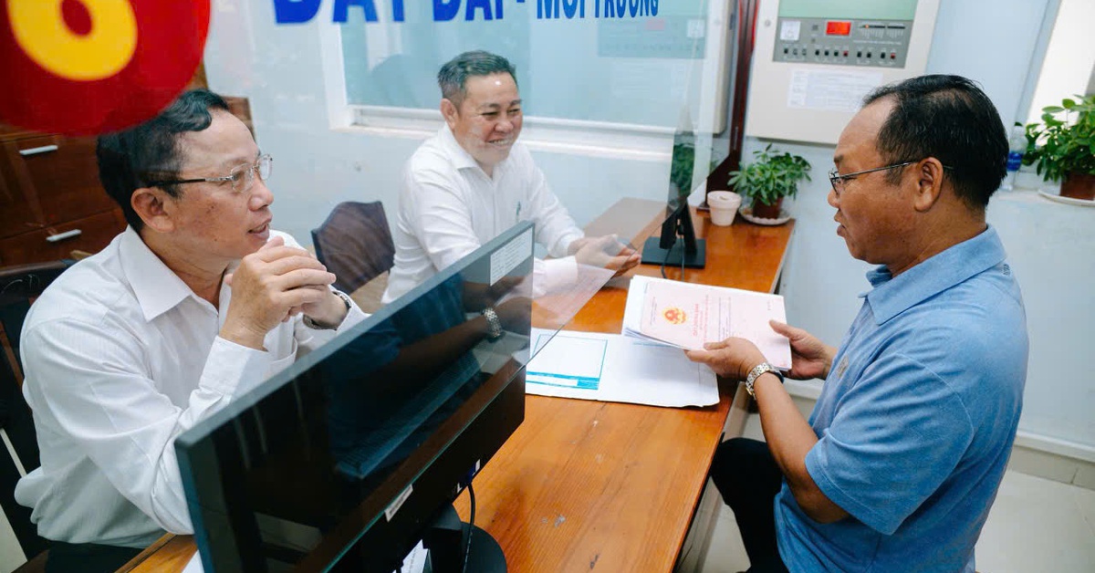 Nhộn nhịp người dân đến phường Tân Hưng, Bình Tân làm thủ tục ngày đầu hoạt động