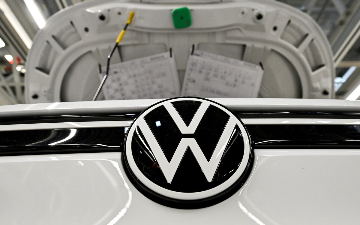 Tranh cãi logo hãng xe Volkswagen: Chữ V và W dính liền hay tách nhau?