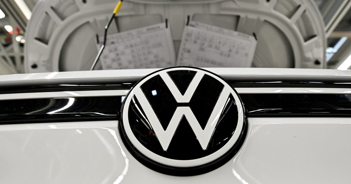 Tranh cãi logo hãng xe Volkswagen: Chữ V và W dính liền hay tách nhau?